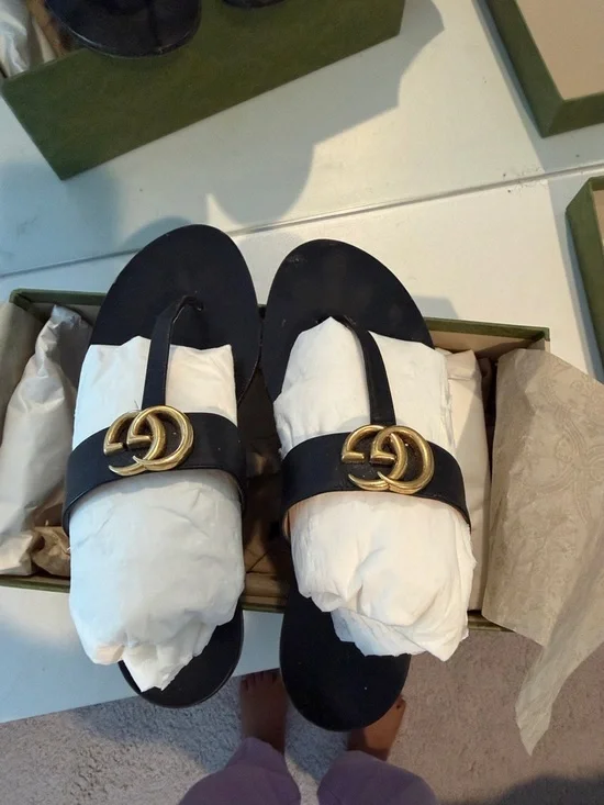 Gucci Black Leather Thong Sandals with Gold Double G - Picture 2 of 10